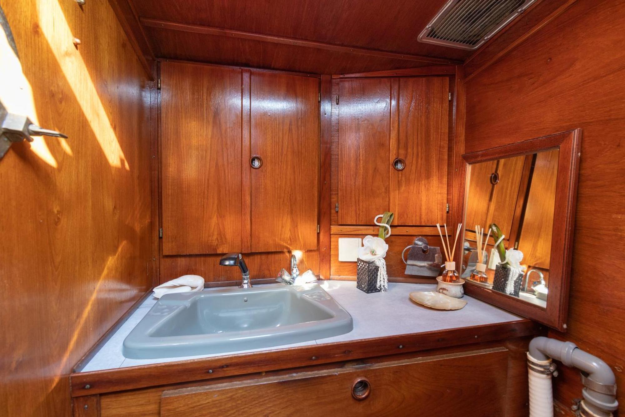 Quo Vadis Yacht Hotel en barco *