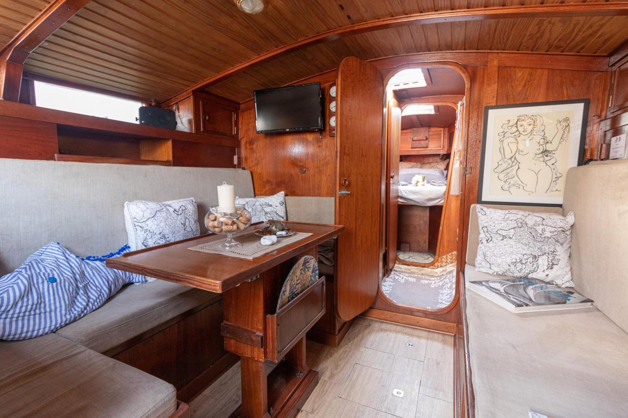 Quo Vadis Yacht Hotel en barco